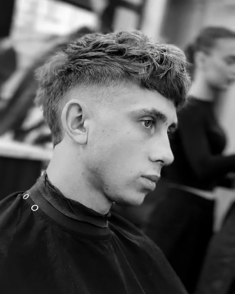 Efekt fryzury Messy Burst Fade wykonanej w Movement Barber Shop