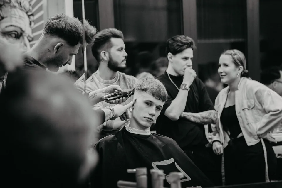 Zespół i klienci Movement Barber Shop