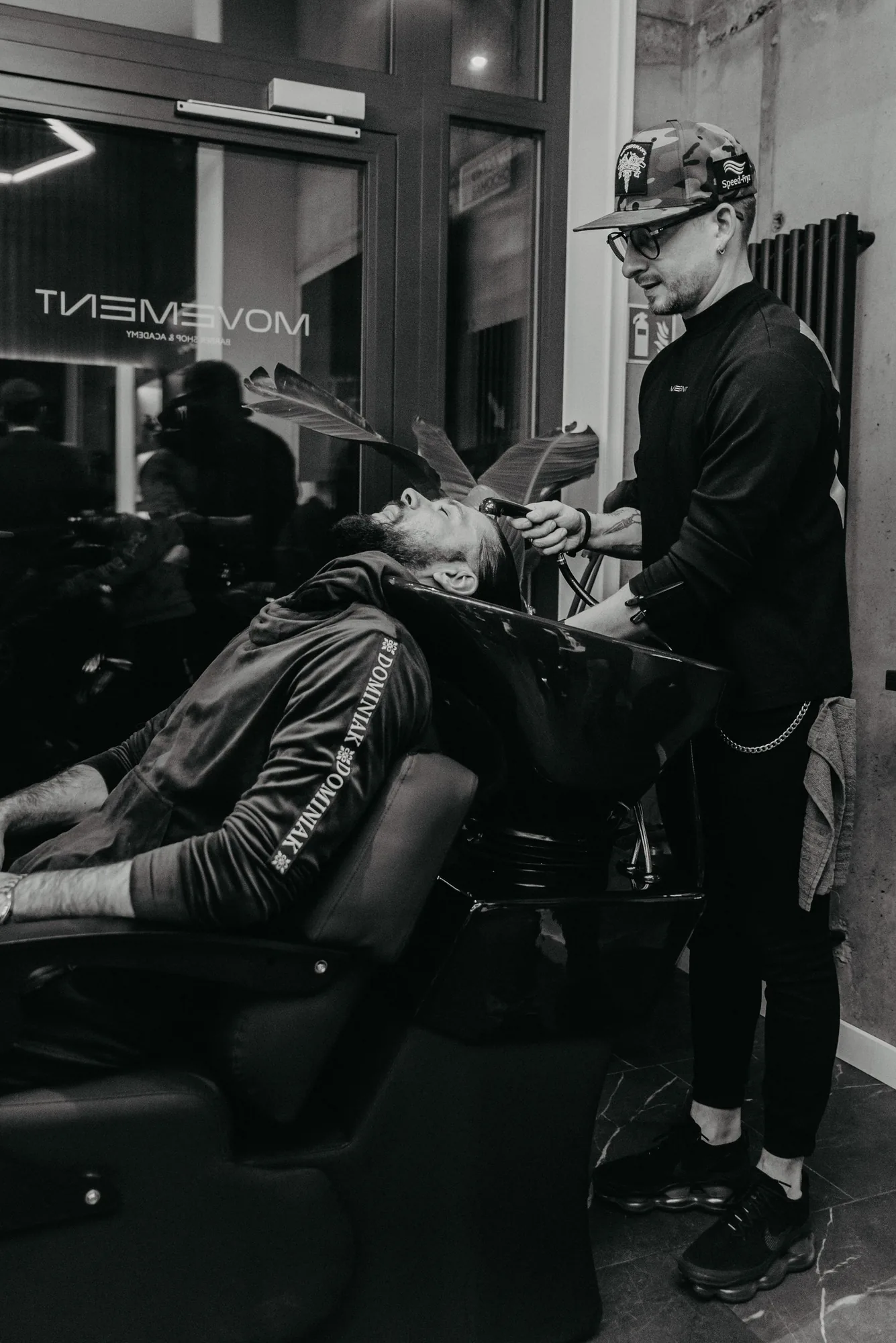 Barber Movement w Kaliszu podczas pracy przy stanowisku w salonie